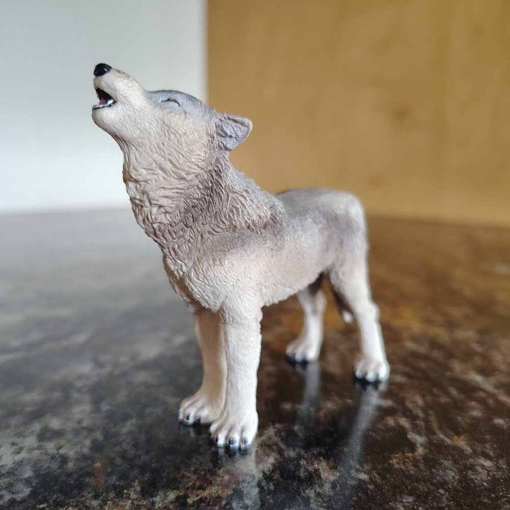Papo Howling Wolf Figure 2015 Wild Animal Kingdom Realistic Grey Wolf Toy